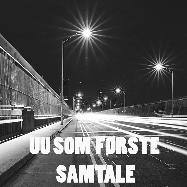 UU som første samtale. Billedet viser en oplyst gade påført teksten UU som første samtale..