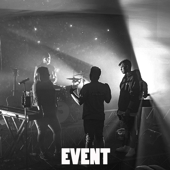 Event. Billede af unge der danser påført teksten event..