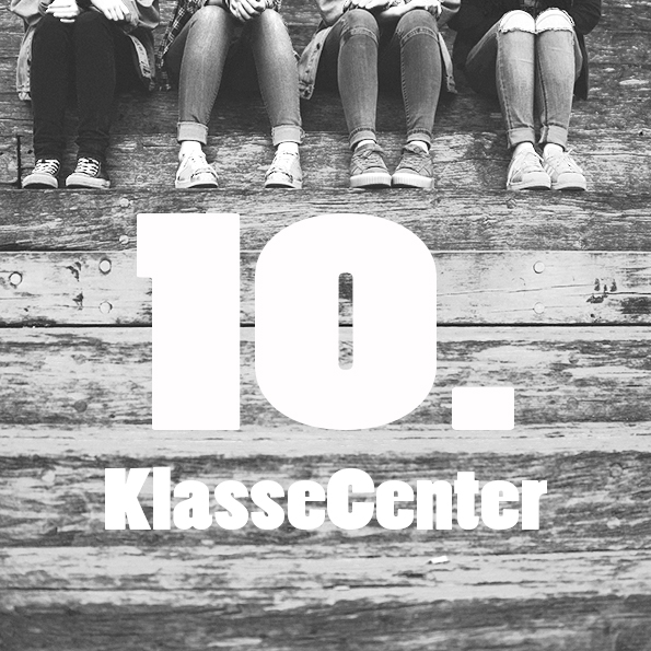 Forside 10.. Billedet viser unge der sidder på en trappe påført teksten 10. klassecenter, anvendes som genvej..
