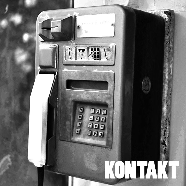 Kontakt USK. Billedet viser en gammel mønttelefon påført teksten kontakt usk, ungdomsskolen, anvendes som genvej..