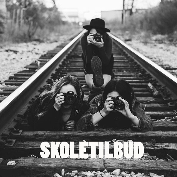 Skoletilbud. Billedet viser tre unge piger på togskinner med kamera påført teksten skoletilbud, anvendes som genvej..