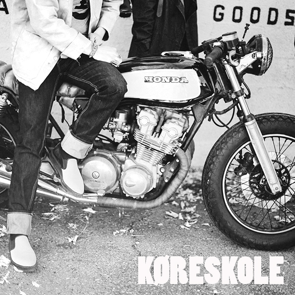 Køreskole. Billede af en scooter påført teksten køreskole..