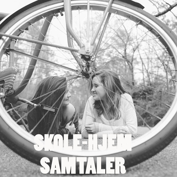 Skole-hjem samtaler. Billedet viser to unge piger i samtale påført teksten skole-hjem samtaler, anvendes som genvej..