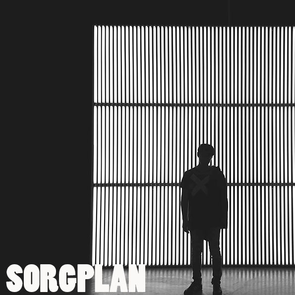 Sorgplan. Billedet viser mørkt billede af en ung i silhuet påført teksten sorgplan, anvendes som genvej..