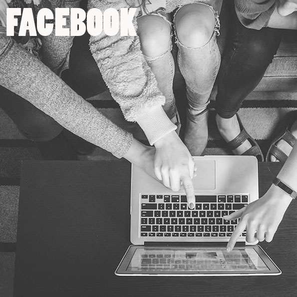 Facebook. Billedet viser unge samlet om laptop påført teksten Facebook, anvendes som genvej..